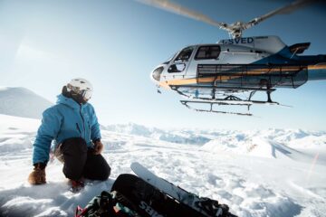 A helicopter drops off a skier during an adventure with Eleven Chalet Hibou in Le Miroir, Sainte-Foy-Tarentaise, Savoie, France